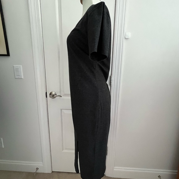Gray, semi fitted, v neck, T-shirt dress, with side slit. - Picture 8 of 10